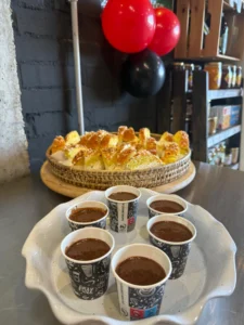 Chocolate caliente y torta